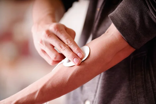 Primer plano con electroestimuladores electrodos en el brazo de un joven fitness en un fondo borroso — Foto de Stock