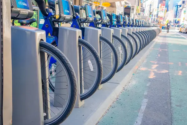 New York, Usa - 22 November, 2016: Stäng av cykeluthyrning på Times Square parkerade i rad på gatan i New York city Usa — Stockfoto