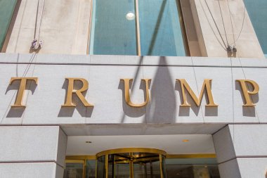 New York, ABD - 05 Mayıs 2017: Trump bina Wall Street'te. 1995 yılında Cumhurbaşkanı Donald Trump şimdi Trump yapı bilinen binayı satın aldım.