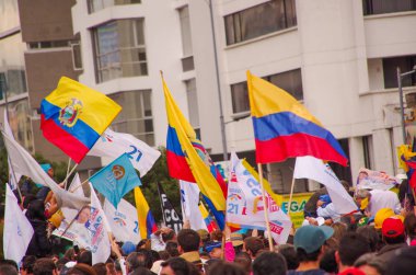 Quito, Ekvator - 7 Nisan 2016: Kalabalık olan Ekvador ve beyaz bayrak destekleyen Başkan adayı Guillermo Kement ve hükümet protesto anti sırasında gazeteciler kimliği belirsiz kişilerin