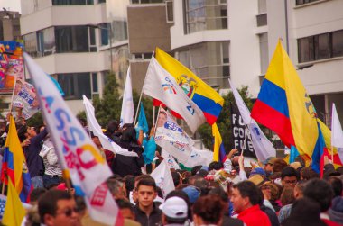 Quito, Ekvator - 7 Nisan 2016: Kalabalık olan Ekvador ve beyaz bayrak destekleyen Başkan adayı Guillermo Kement ve hükümet protesto anti sırasında gazeteciler kimliği belirsiz kişilerin