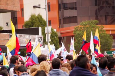 Quito, Ekvator - 7 Nisan 2016: Kalabalık olan Ekvador ve beyaz bayrak destekleyen Başkan adayı Guillermo Kement ve hükümet protesto anti sırasında gazeteciler kimliği belirsiz kişilerin