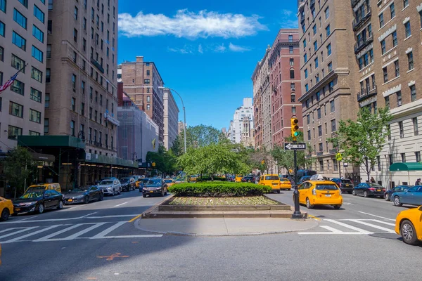 NUEVA YORK, EE.UU. - 22 DE NOVIEMBRE DE 2016: Hermosa vista de la ciudad de Nueva York con edificios a cada lado y una pequeña zona verde en medio de la calle en la ciudad de Nueva York Estados Unidos — Foto de Stock