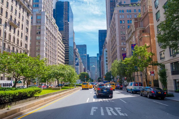 New York, ABD - 22 Kasım 2016: New York city güzel manzarasına binalarda her tarafta ve New York City ABD'de sokak ortasında küçük bir yeşil alan ile — Stok fotoğraf