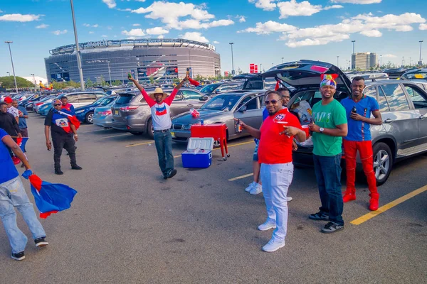 New york, usa - 22. November 2016: Unbekannte haitians fans feiern den Sieg von haiti außerhalb des metlife stadions nach einem Fußballspiel in new york usa — Stockfoto