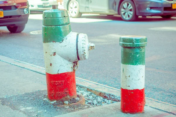 NOVA IORQUE, EUA - MAIO 05, 2017: As ruas de Manhattan Nova York e, especificamente, a área Litle Italy com um hidrante com a cor da bandeira da Itália em Nova York EUA — Fotografia de Stock