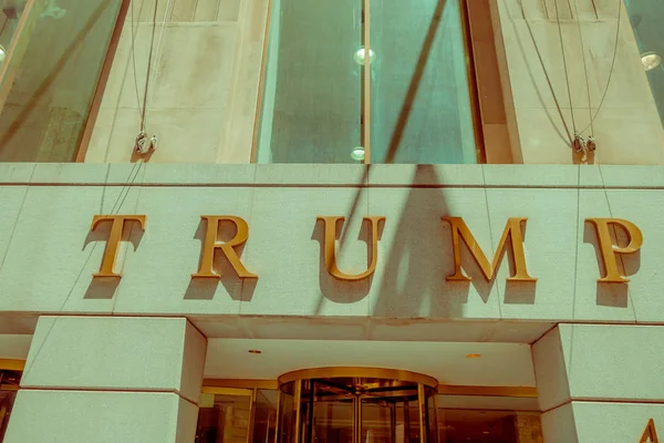 NOVA IORQUE, EUA - 05 de maio de 2017: O edifício Trump em Wall Street. Em 1995, o presidente Donald Trump comprou o edifício que agora é conhecido como o Trump Building . — Fotografia de Stock