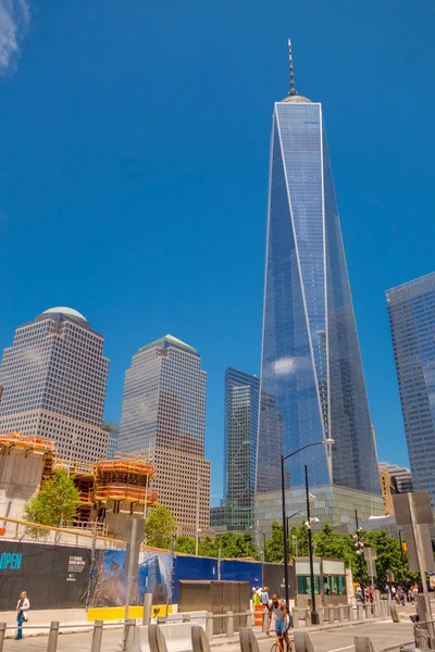 NOVA IORQUE, EUA - MAIO 05, 2017: Pessoas não identificadas caminhando perto de One World Trade Center, vista do nível da rua localizado em Nova York EUA — Fotografia de Stock