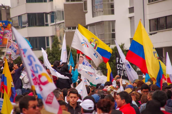 Quito, Equador - 7 de abril de 2016: multidão de pessoas não identificadas com bandeiras equatorianas e brancas apoiando o candidato presidencial Guillermo Lasso, e jornalistas durante protestos contra o governo em — Fotografia de Stock