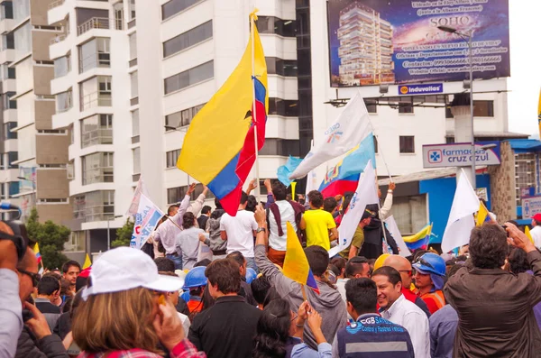 Quito, Ekvator - 7 Nisan 2016: Kalabalık olan Ekvador ve beyaz bayrak destekleyen Başkan adayı Guillermo Kement ve hükümet protesto anti sırasında gazeteciler kimliği belirsiz kişilerin — Stok fotoğraf
