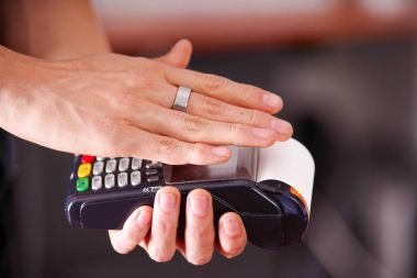 Ödeme akıllı bir ring kullanarak yeni teknoloji ile modern ödeme satın almak ve satmak ürünler hizmet ahşap bir masa üzerinde