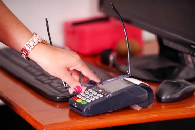 Ödeme akıllı bir saat ve bir gözlük çip ile kullanarak yeni teknoloji ile modern ödeme satın almak ve satmak ürünler hizmet ahşap bir masa üzerinde