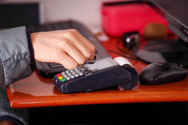 Pagamento moderno com nova tecnologia de pagamentos usando um anel inteligente, comprar e vender serviços de produtos em uma mesa de madeira — Fotografia de Stock