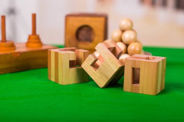 Ahşap blok Zeka Oyunları puzzle'yeşil arka plan bulanık tabloda