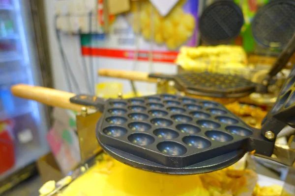 Delicious straat eetbaars in de straten van Azië, Hong Kong, China, in een onscherpe achtergrond — Stockfoto