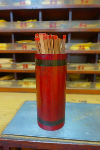 Tsz wan templo, com uma representação do inferno, com paus dentro de uma lata de madeira vermelha, em Hong Kong, China — Fotografia de Stock