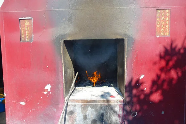 Een rood rustiek oven in de buitenlucht met vuur binnen Tsz WAN-tempel in Hongkong — Stockfoto