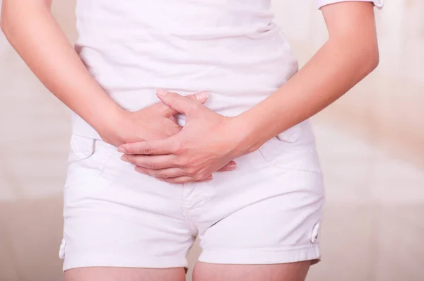 Mujer joven tocándose el vientre, sufriendo dolor menstrual, concepto de salud femenina — Foto de Stock