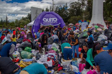 Quito, Ekvator - Nisan, 17, 2016: Afet Yardım gıda, giyim, ilaç ve su kıyılarında deprem kurtulanlar için sağlayan tanımlanamayan vatandaşlar Quito