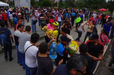 Quito, Ekvator - Nisan, 17, 2016: Kalabalık sahil deprem ölüm için Afet Yardım gıda, giyim, ilaç ve su sağlayan insan Quito