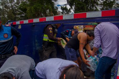 Quito, Ekvator - Nisan, 17, 2016: Kalabalık sahil deprem ölüm için Afet Yardım gıda, giyim, ilaç ve su sağlayan insan Quito