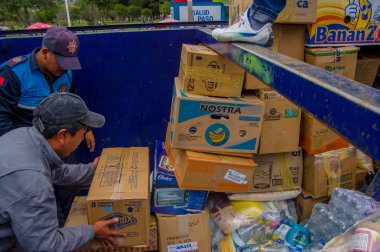 Quito, Ekvator - Nisan, 17, 2016: Afet Yardım gıda, giyim, ilaç ve su kıyılarında deprem kurtulanlar için sağlayan tanımlanamayan kişi