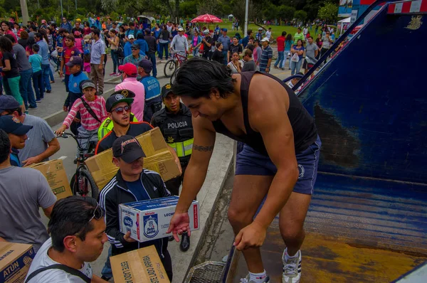 Quito, Ekvator - Nisan, 17, 2016: Afet Yardım gıda, giyim, ilaç ve su kıyılarında deprem kurtulanlar için sağlayan tanımlanamayan vatandaşlar Quito