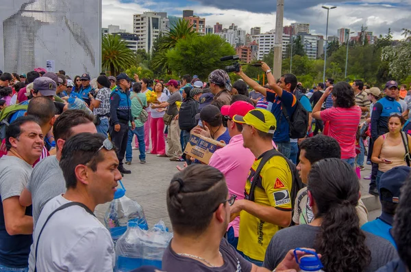 Quito, Ekwador - 17 kwietnia 2016 r.: Niezidentyfikowane obywateli Quito zapewniając katastrofy ulgi żywności, odzieży, medycyny i wody dla osób pozostałych przy życiu trzęsienie ziemi na wybrzeżu — Zdjęcie stockowe