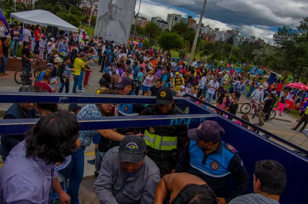 Quito, Équateur - 17 avril 2016 : Des citoyens non identifiés de Quito fournissent de la nourriture, des vêtements, des médicaments et de l'eau de secours aux sinistrés du tremblement de terre sur la côte — Photo
