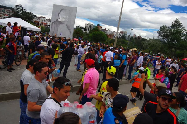 Quito, Ecuador - 17 de abril de 2016: Multitud de personas de Quito proveen alimentos, ropa, medicinas y agua de socorro para sobrevivientes del terremoto en la costa — Foto de Stock