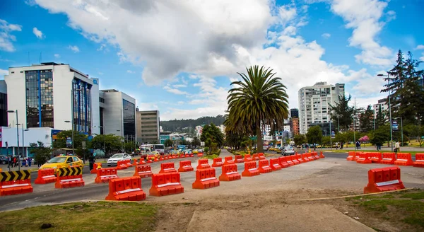 Quito, Ekvator Pichincha - 10 Ağustos 2017: Quito şehir içinde belgili tanımlık geçmiş yeni binalar ile Naciones Unidas avenue kuzey bölümünün görünümünü — Stok fotoğraf