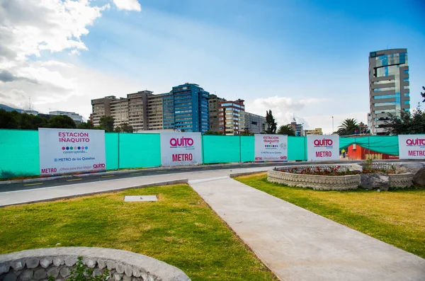 Quito, Pichincha Équateur - 10 août 2017 : Belle vue sur la construction du métro situé à l'intérieur du parc de la Caroline, couvert la zone de travail avec une protection verte, à la partie nord de la ville de — Photo