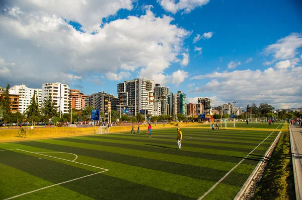 Quito, Pichincha Ecuador - 10 sierpnia 2017: Niezidentyfikowanych ludzi, grać w piłkę nożną wewnątrz Carolina park północnej części miasta Quito, w słoneczny dzień, Błękitne niebo — Zdjęcie stockowe