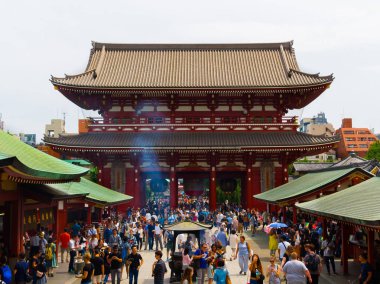 Tokyo, Japonya Haziran 28-2017: Budist tapınağı Sensoji Tokyo, Japonya'da yürürken insan kalabalığı. Sensoji Tapınağı Asakusa alanında Tokyo en eski tapınağıdır