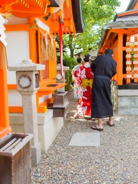 Hakone, Japonya - 02 Temmuz 2017: Kırmızı Tori kapıda Fushimi Inari tapınak Kyoto, Japonya'nın güzel manzarasına