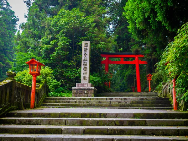 Puerta Roja Tori en el Santuario Inari de Fushimi, con escaleras apedreadas ubicadas en Kyoto, Japón — Foto de Stock