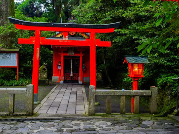 Hakone, Japan - 02 Juli 2017: Röda Tori grinden vid Fushimi Inari Shrine i Kyoto, Japan — Stockfoto