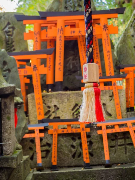 KYOTO, JAPON - 05 JUILLET 2017 : Portes Torii du sanctuaire Fushimi Inari Taisha à Kyoto, Japon. Il y a plus de 10,000 portes torii à Fushimi Inari — Photo