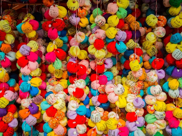 Kyoto, Japonya - 05 Temmuz 2017: Gion sokak Kyoto, Japonya'nın merkezinde yer alan bir pazarda renkli topları kapat