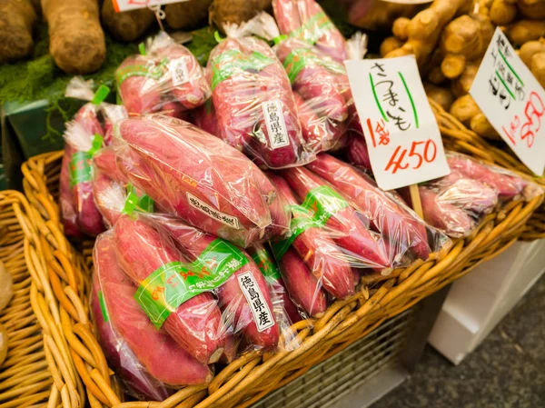 Osaka, japan - 18. juli 2017: gemüse auf einem markt in kuromon ichiba markt in osaka, japan. es ist Marktplätze beliebt in osaka — Stockfoto