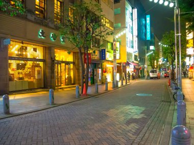 Tokyo, Japonya Haziran 28-2017: Shinjuku altın gay, barlarda geleneksel arka sokak, kimliği belirsiz insanlar Tokyo'da bulunan