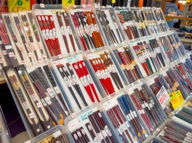 Birçok ahşap çubuk bir mağaza. Dekoratif ahşap çubuk. Yemek çubukları ile doldurulmuş alanı. Yemek çubukları yığın. Çok fazla yemek çubuğu arka plan