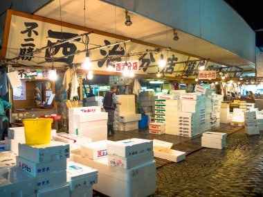 Tokyo, Japonya Haziran 28-2017: deniz ürünleri Balık pazarı Tsukiji Tokyo Japonya, Tsukiji pazarı toptan satışa dünyanın en büyük toptan balık ve deniz ürünleri pazarı olduğunu