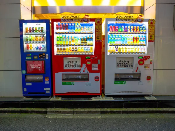 TOKIO, JAPÓN -28 JUN 2017: Dispensador automático de refrescos localizado en el centro de Tokio — Foto de Stock