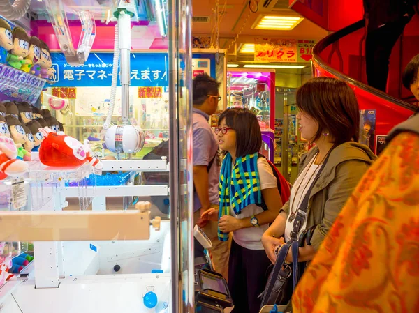 Tokyo, Japonya Haziran 28-2017: çeşitli hello Kitty bebek oyuncak para makinesine Tokyo arayan kimliği belirsiz kişi