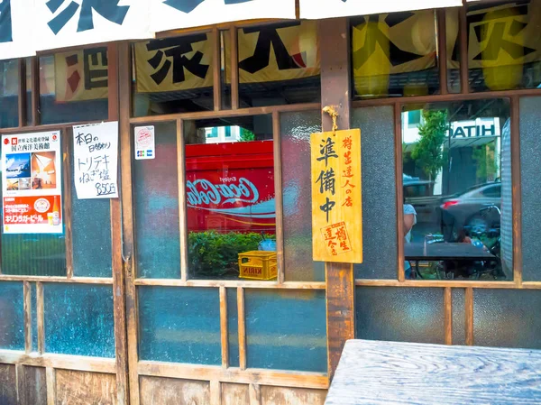 TOKYO, JAPÃO JUNHO 28 - 2017: Loja localizada no distrito de Kabukicho com anúncios, localizada em Tóquio — Fotografia de Stock