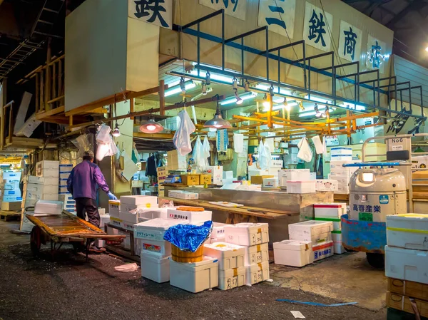 TOKIO, JAPÓN 28 DE JUNIO - 2017: Un hombre no identificado que trabaja en el mercado de pescado al por mayor de Tsukiji en Tokio Japón, el mercado de Tsukiji es el mercado mayorista de pescado y mariscos más grande del mundo — Foto de Stock