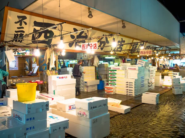 Tokyo, Japan juni 28-2017: Seafood te koop bij de vis markt Tsukiji in Tokio, Tsukiji Market groothandel is de grootste vis en zeevruchten groothandelsmarkt in de wereld — Stockfoto