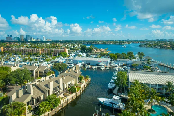 FORT LAUDERDALE, États-Unis - 11 JUILLET 2017 : Vue aérienne de la nouvelle rivière avec promenade fluviale immeubles en copropriété et yachts à Fort Lauderdale, Floride — Photo