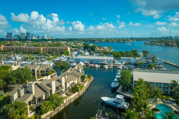 FORT LAUDERDALE, États-Unis - 11 JUILLET 2017 : Vue aérienne de la nouvelle rivière avec promenade fluviale immeubles en copropriété et yachts à Fort Lauderdale, Floride — Photo